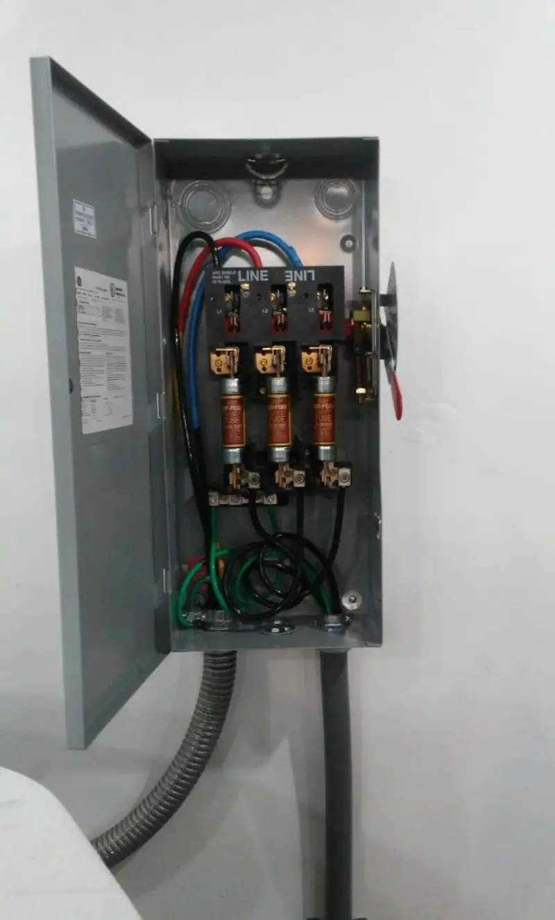 Three-phase disconnect switch installed for Smoke Detector Installation in Clovis